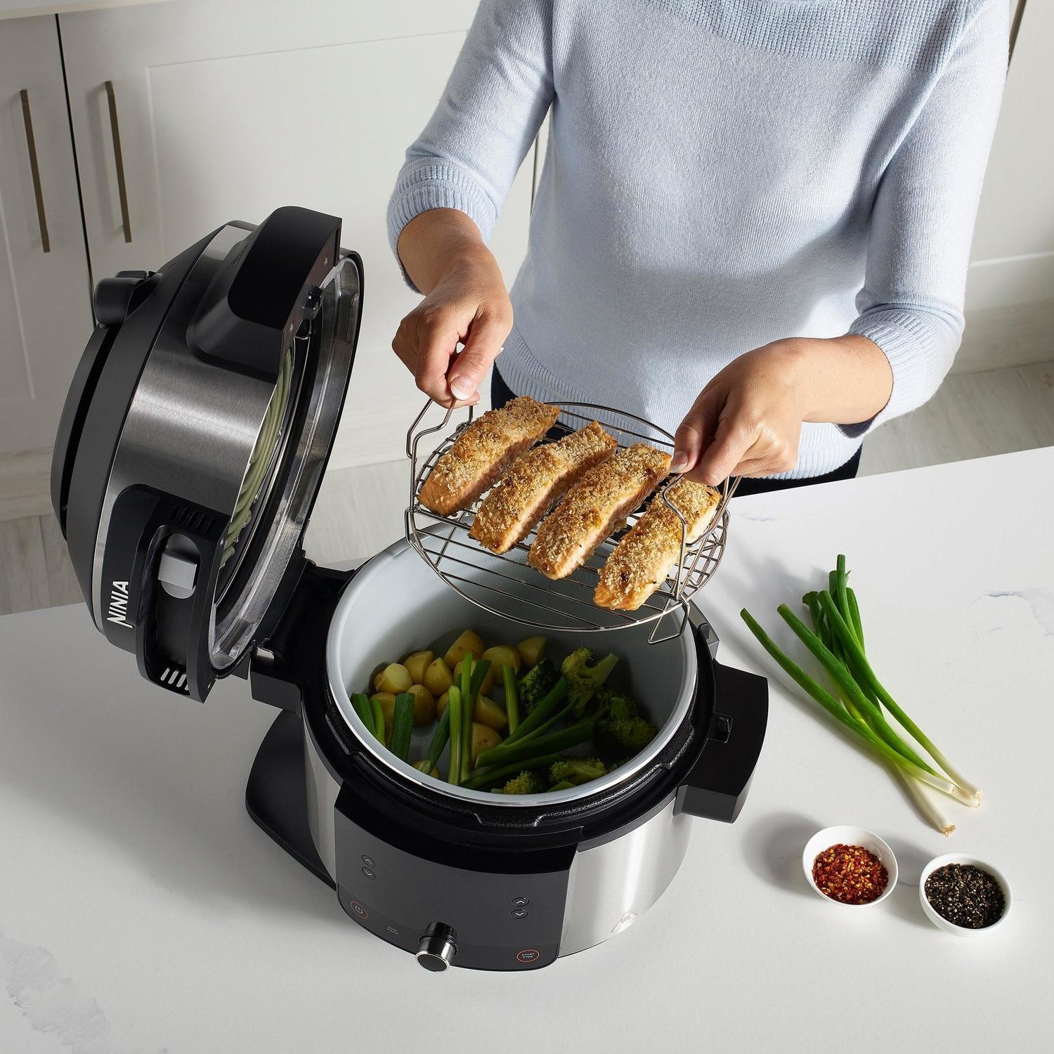 Refurbished Ninja OL550UK Foodi 11-in-1 6L SmartLid Multi-Cooker & Air Fryer - Image 4