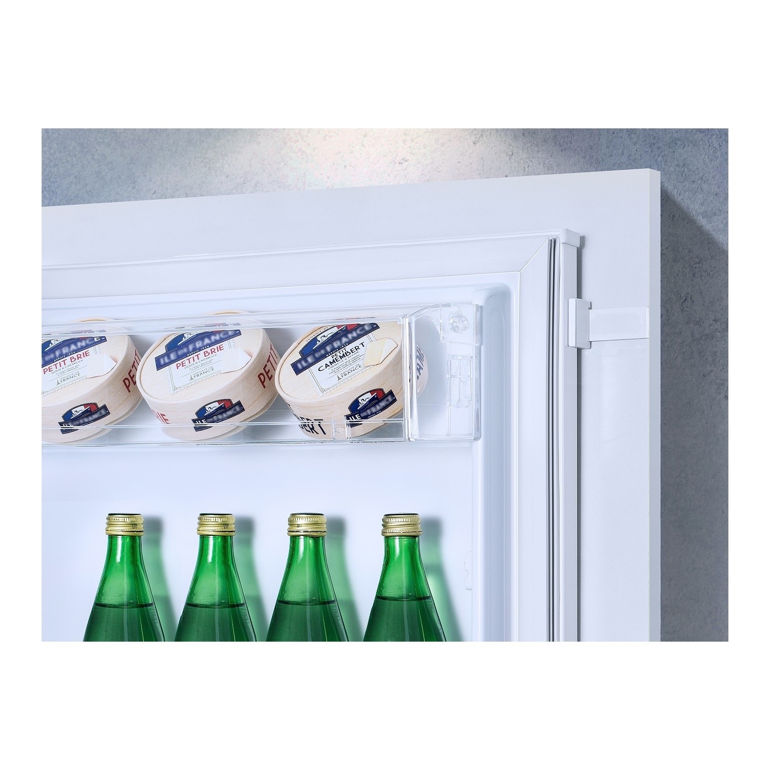 Hisense 246 Litre 70/30 Integrated Fridge Freezer - Image 4