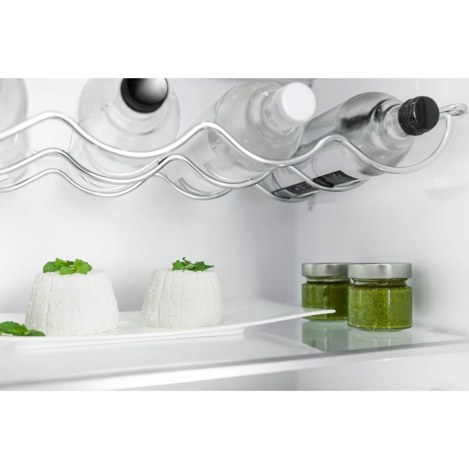 Refurbished Whirlpool ARG180832 Integrated 314 Litre In-column Fridge White - Image 4