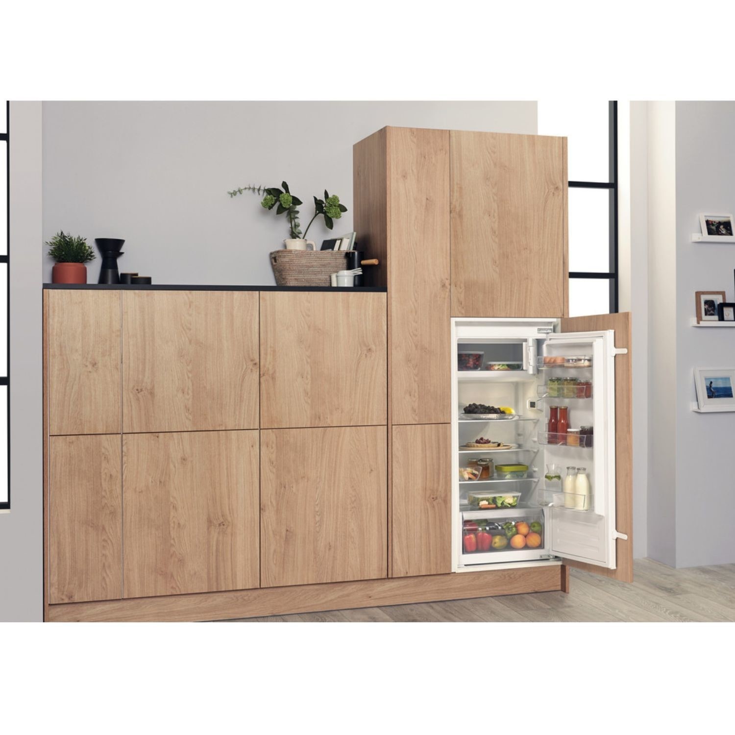 Hotpoint 171 Litre In-column Integrated Larder Fridge - Image 6