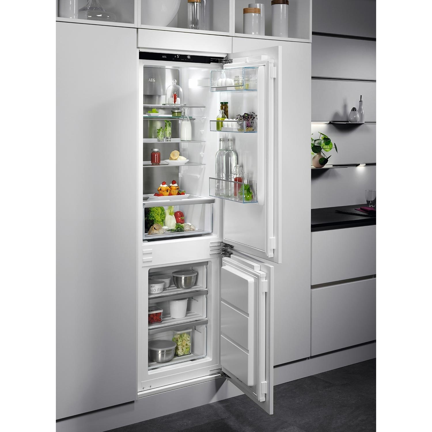 Refurbished AEG 8000 Series SCE818E8MF Integrated 244 Litre 70/30 Frost Free Fridge Freezer White - Image 3