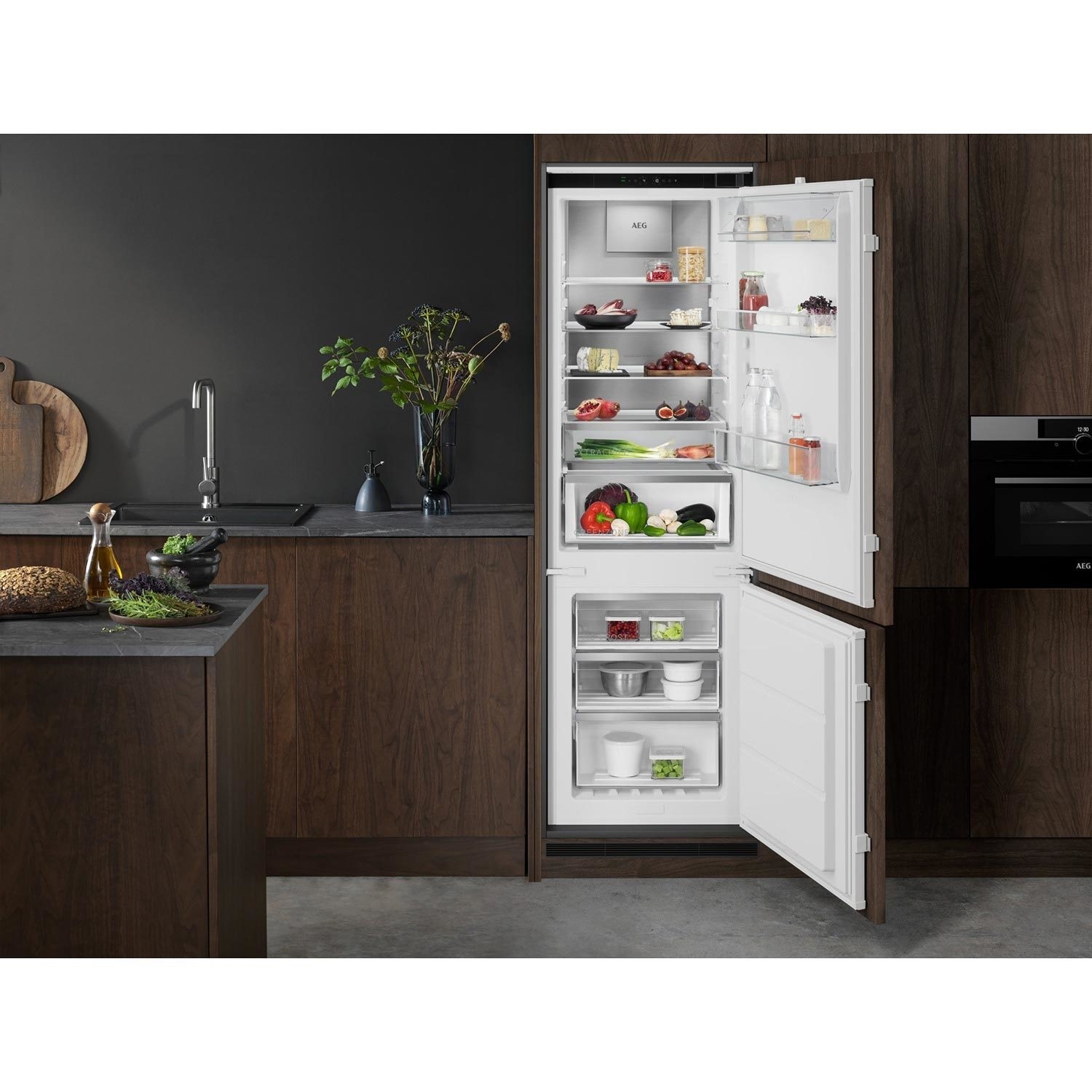 Refurbished AEG 8000 Series SCE818E8MF Integrated 244 Litre 70/30 Frost Free Fridge Freezer White - Image 4