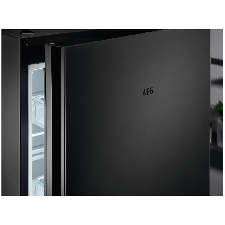 AEG 7000 Series 331 Litre 60/40 Freestanding Fridge Freezer - Black & Matt Glass - Image 7